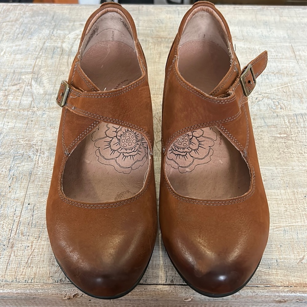Taos Footwear Tan Mary Jane Heels